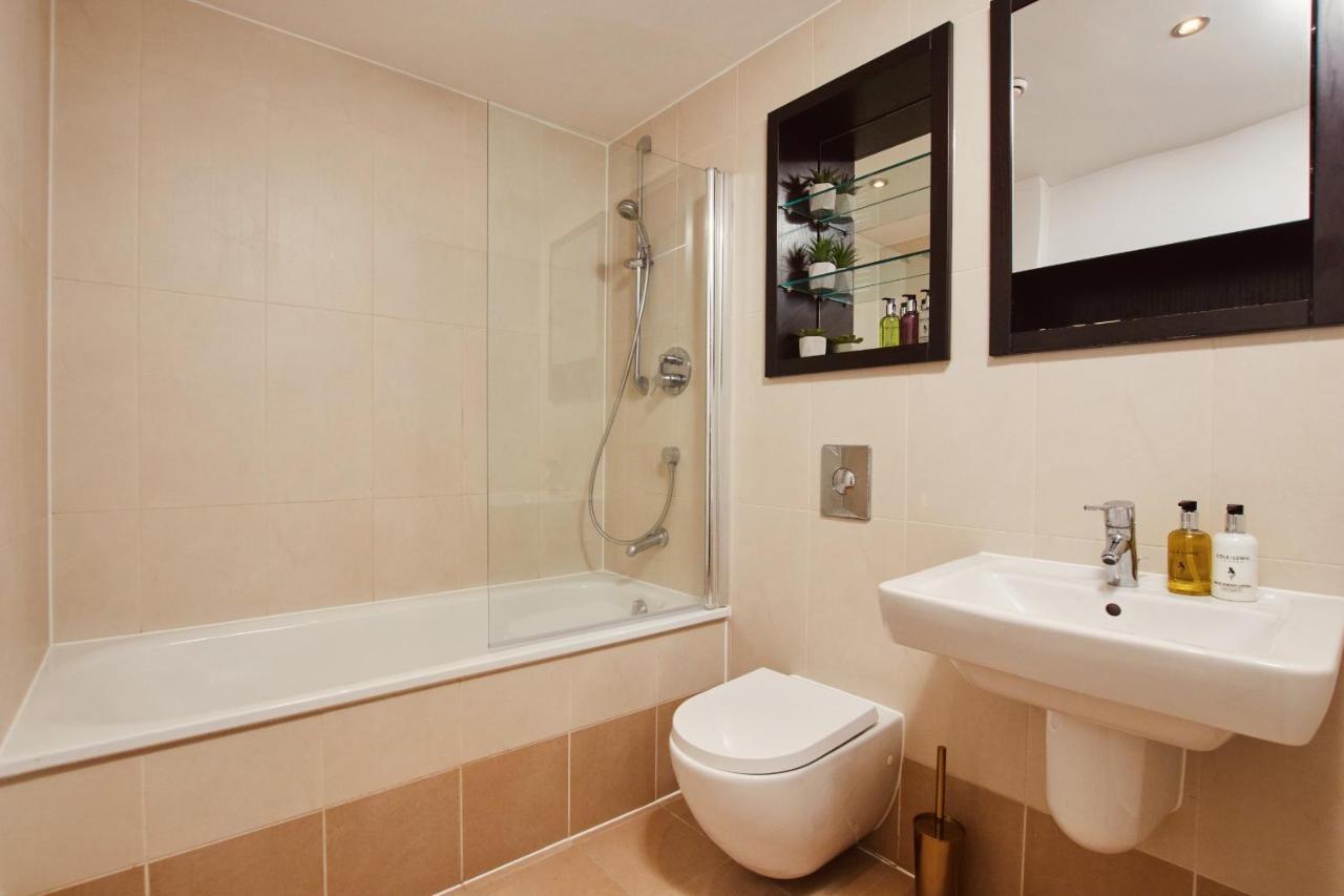 King Deluxe City Apt Large Space& Free Parking! No Balcony ลีดส์ ภายนอก รูปภาพ