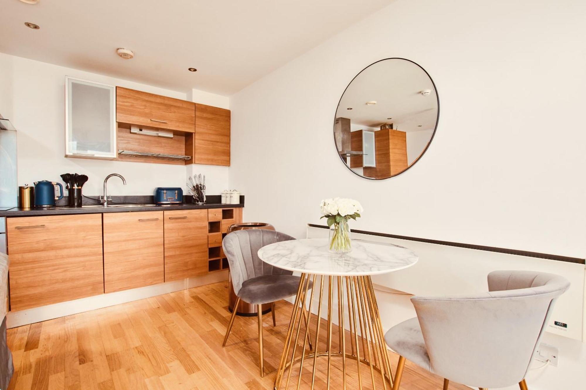 King Deluxe City Apt Large Space& Free Parking! No Balcony ลีดส์ ภายนอก รูปภาพ