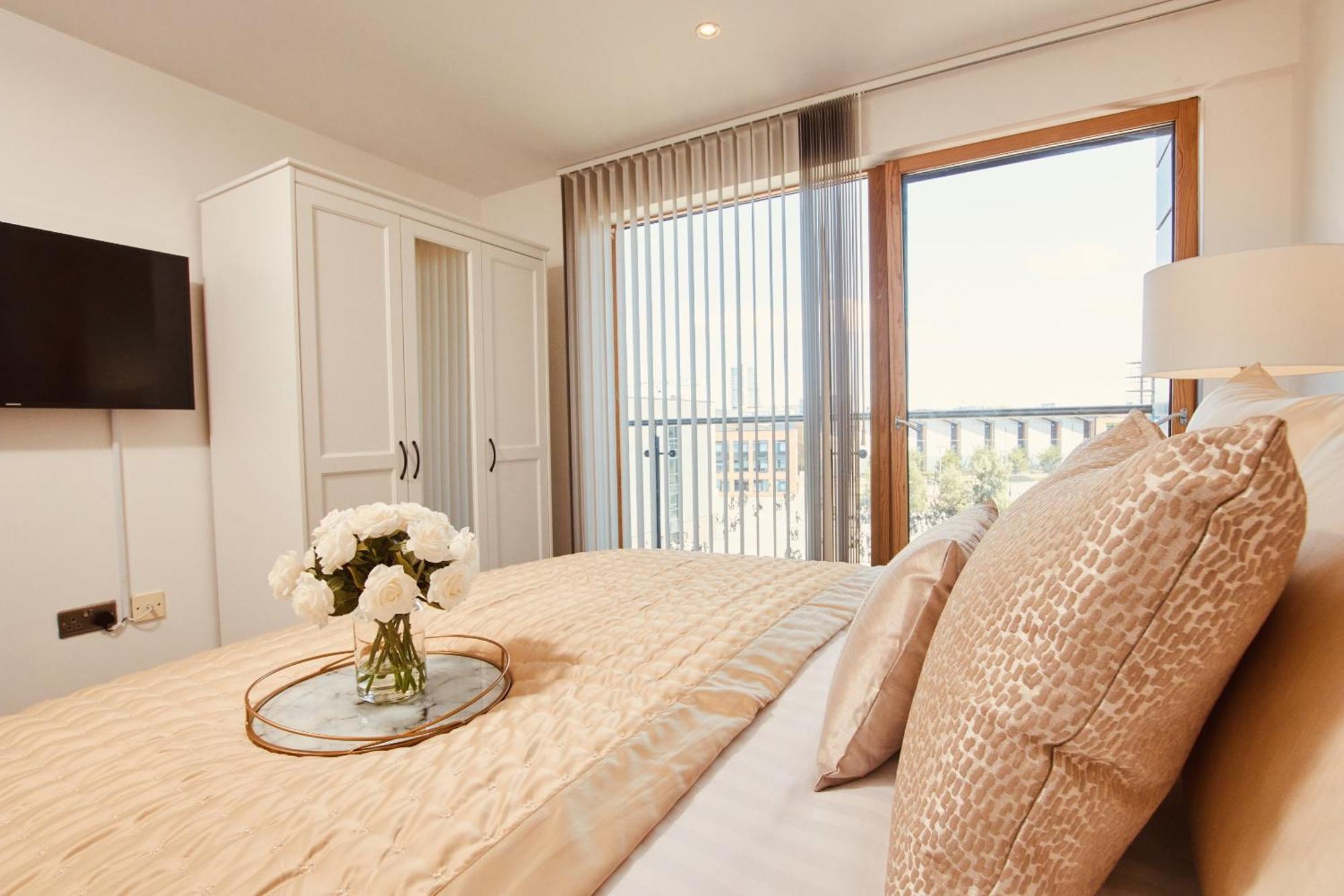 King Deluxe City Apt Large Space& Free Parking! No Balcony ลีดส์ ภายนอก รูปภาพ