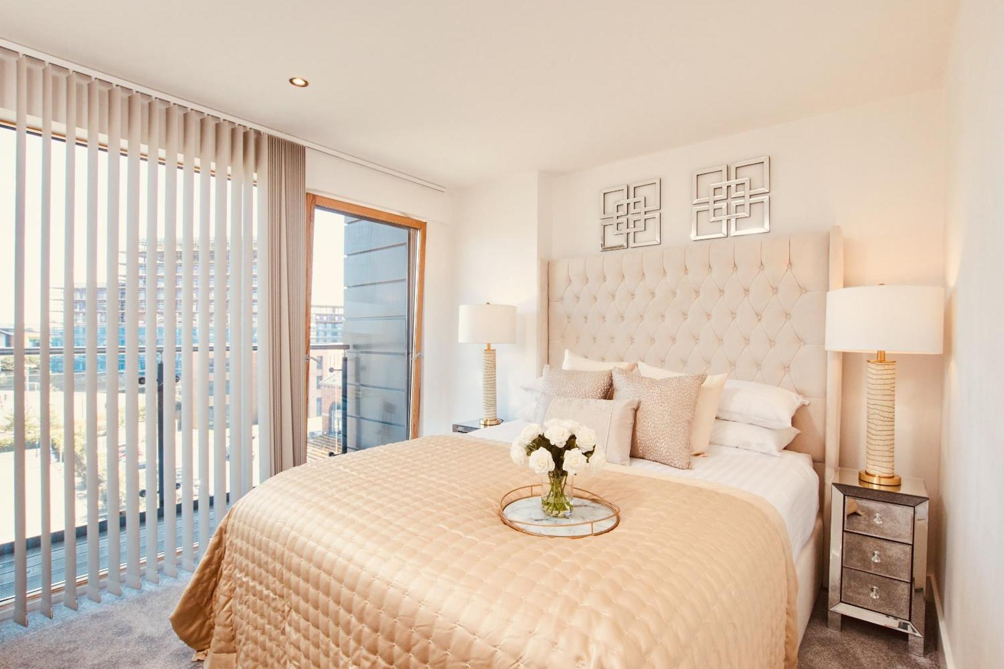King Deluxe City Apt Large Space& Free Parking! No Balcony ลีดส์ ภายนอก รูปภาพ