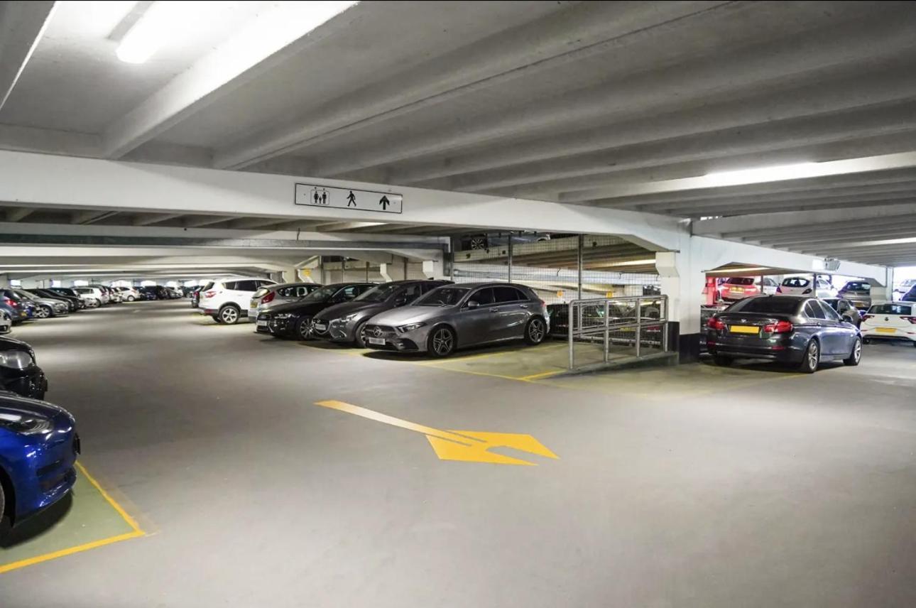 King Deluxe City Apt Large Space& Free Parking! No Balcony ลีดส์ ภายนอก รูปภาพ