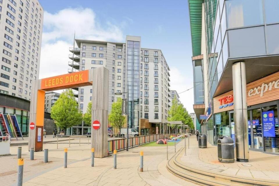 King Deluxe City Apt Large Space& Free Parking! No Balcony ลีดส์ ภายนอก รูปภาพ